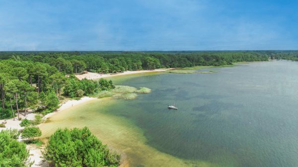 Kleine, charmante Strände in der Nähe von Sanguinet am See von Cazaux