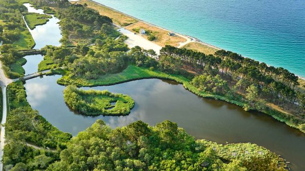 Direkter Zugang zum Atlantik vom Campingplatz aus, vorbei am Sumpfgebiet Mousterlin, einem Natura-2000-Gebiet.