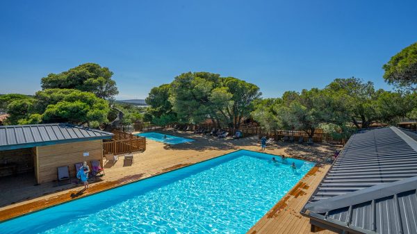 Der Swimmingpool des Campingplatzes