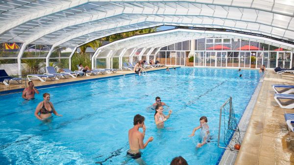 Een overdekt zwembad, ook aangenaam als het mooi weer is