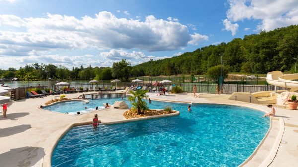 Der Swimmingpool des Campingplatzes