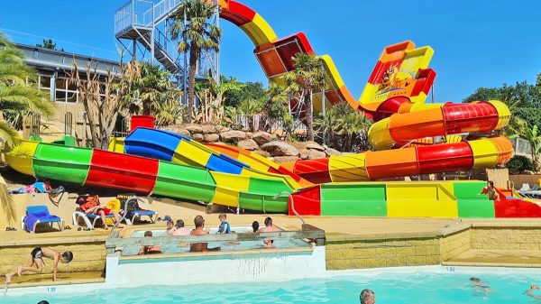 Dieser Campingplatz verfügt über 8 Wasserrutschen, darunter die Tsunami-Rutsche für Schwimmreifen (unten).