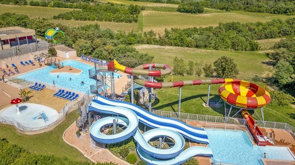 Im Vordergrund eine Anaconda-Rutsche für entspannten Spaß