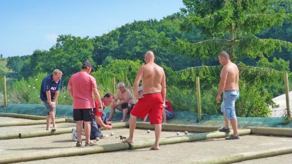 Mehrere Pétanque-Bahnen auf dem Campingplatz