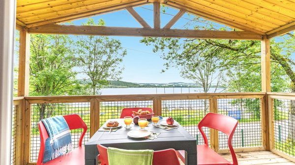 Vue sur le lac, et accès direct à la plage pour le camping