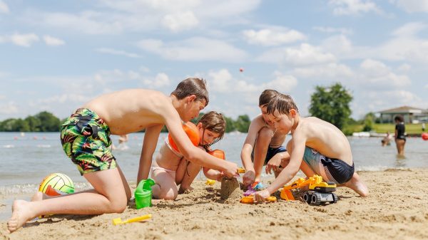 Accès direct à la plage du lac et à la base de loisirs