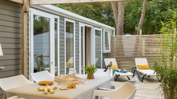Le confort d'une grande terrasse devant votre mobil-home