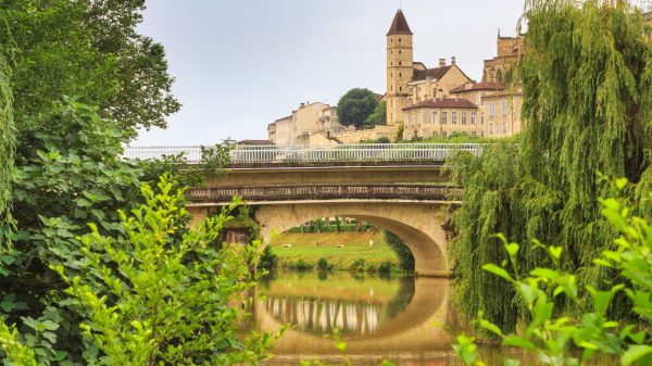 Gezicht op de stad Auch en de brug over de Gers