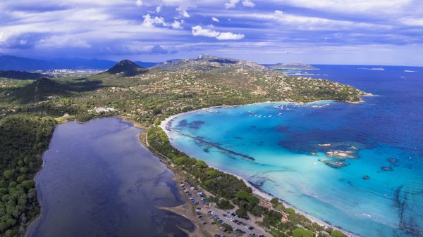 Istock, Plage de Santa Giulia et le lac de Sault