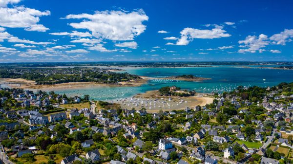 Der Strand liegt 800 m vom Campingplatz entfernt... Wie schön ist doch die Smaragdküste!