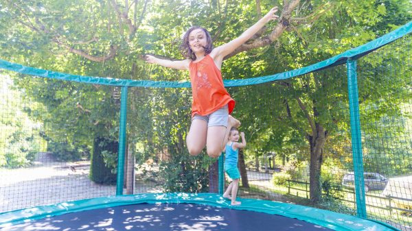 Le plaisir du trampoline dans un cadre ombragé