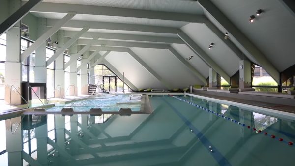 Das Meerwasserschwimmbad und die Sprudelbäder eines Thalassotherapiezentrums.