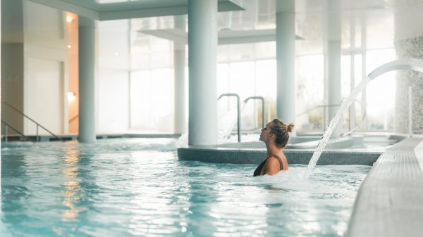 Das Meerwasserschwimmbad.