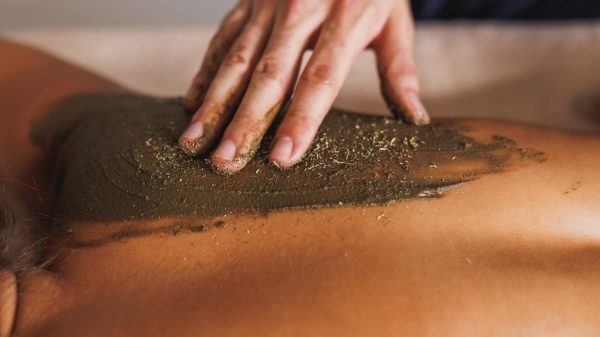 Remineralisierende Schlamm- und Algenpackung