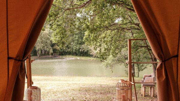 El estanque privado del camping visto desde un alojamiento insólito en Dordoña