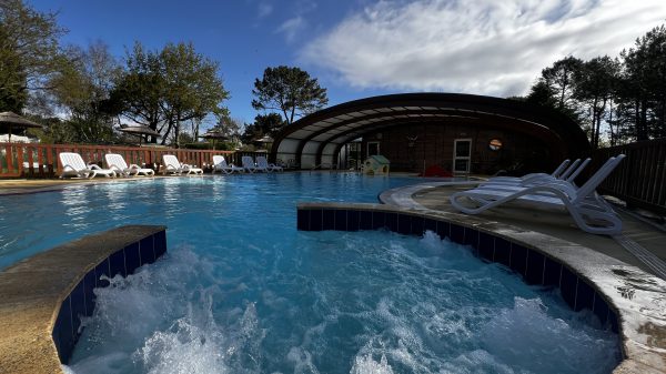 Der beheizte (und teilweise überdachte) Pool des Campingplatzes