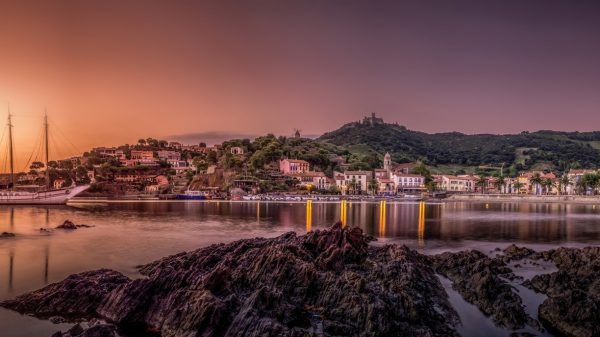 Sonnenaufgang am Strand Port D’avall in der charmanten Stadt Collioure