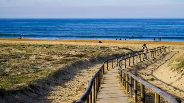 Le chemin vers la plage à Hossegor dans les Landes