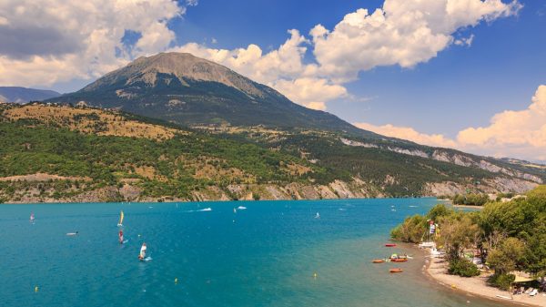 Het strand van Les Combettes, aan het meer van Serre-Ponçon