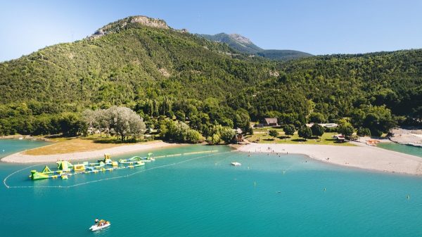 Strand von Saint-Vincent-les-Forts, See von Serre-Ponçon