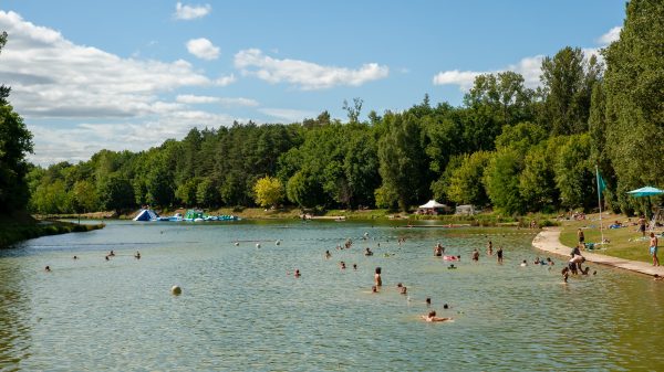 Baignades en été à l'étang Écoute s'il Pleut de Gourdon