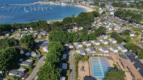 Ein Campingplatz am Meer