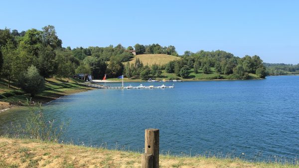 Wassersportzentrum und bewachter Strand am See von Castelnau-Magnoac