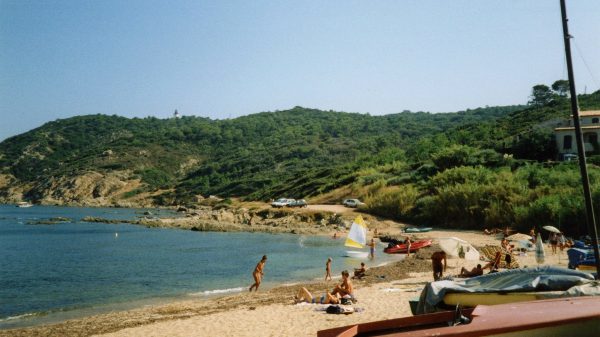 La plage de Bonne Terrasse est située dans l' anse du même nom (près du Cap Camarat)
