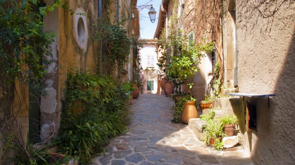Ruelle pittoresque dans le village de Ramatuelle