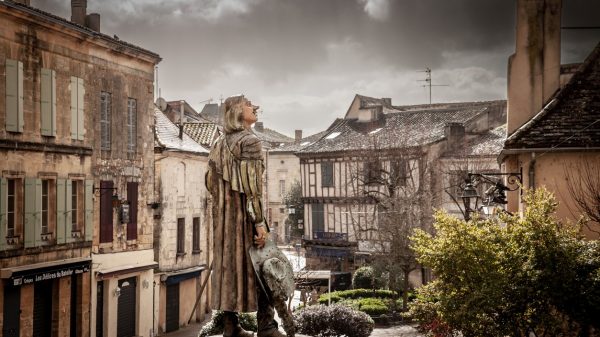 Bergerac, zwischen der Statue von Cyrano und den Fachwerkhäusern