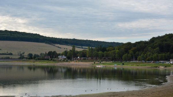 Directe toegang tot het strand van het meer vanaf de camping