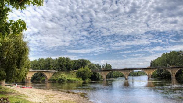 Baignade et canoë sur la plage de Limeuil