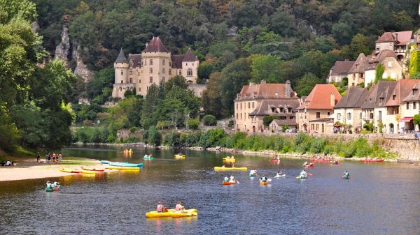  El placer de bañarse o navegar en canoa en un entorno impresionante