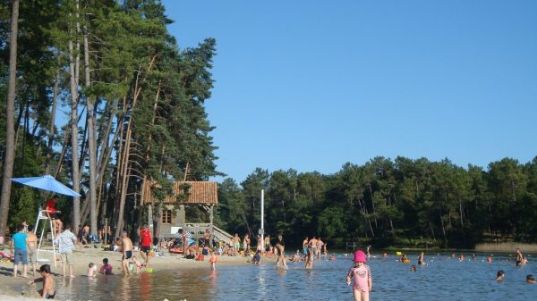 Playa vigilada en el estanque de La Jemaye