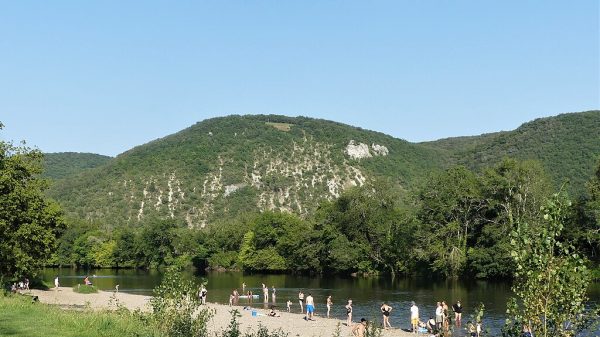  La pequeña playa de Cazoulès a orillas del Dordoña