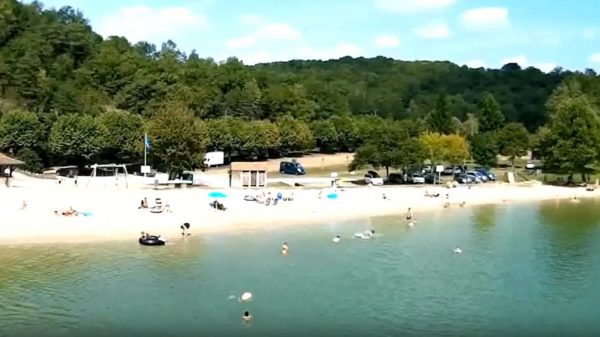 Playa del lago de Tamniès