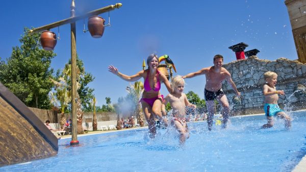 Même dans les aires de jeux aquatiques réservées aux plus jeunes, surveillez les enfants