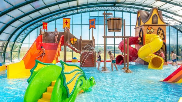 Alle Wasservergnügungen in einem Hallenbad