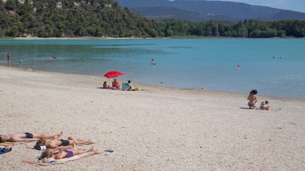La Bonde pond beach in Cabrières-d'Aigues