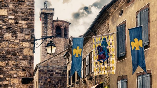 Rue du village médiéval avec l'église Saint-Michel