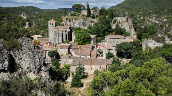 Vue sur le village dans le cirque de Mourèze