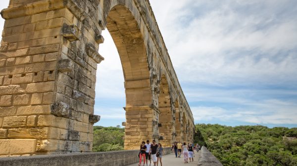 Promenade le long du Pont du Gard