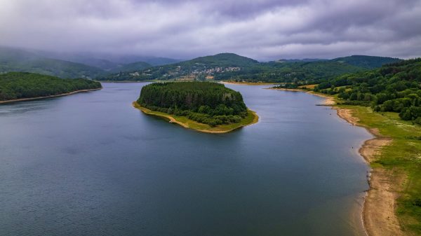 Der See von Laouzas in der Abenddämmerung