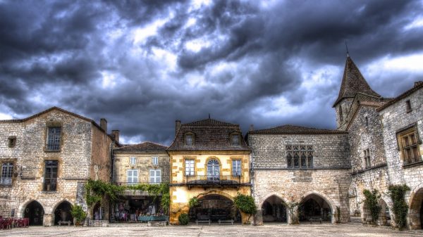 Die Bastide von Monpazier, neben anderen Sehenswürdigkeiten des Périgord Pourpre