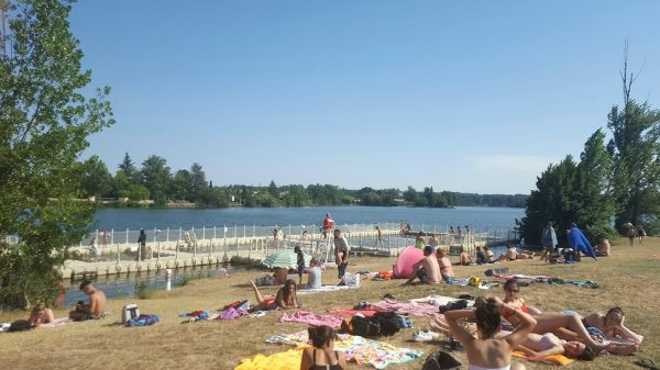 Die Schwimmbecken und der Strand von Aiguelèze