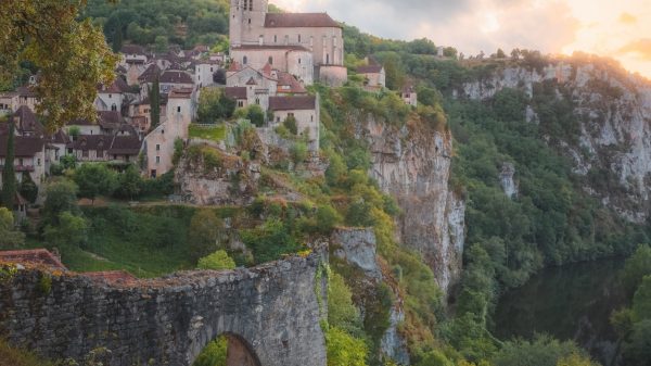 vue sur le magnifique village perché de Saint-Cirq-Lapopie 