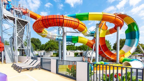 Wahnsinnsabfahrt mit Reifen auf der Rift-Rutsche