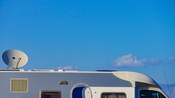 Parabolantenne auf dem Dach eines Wohnmobils