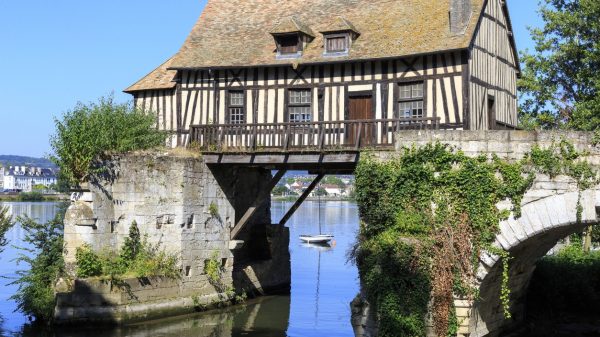 Oude vakwerkwatermolen aan de Seine