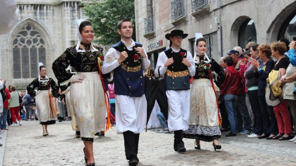 Optocht in klederdracht tijdens het traditionele festival van Cornouaille in de stad Quimper